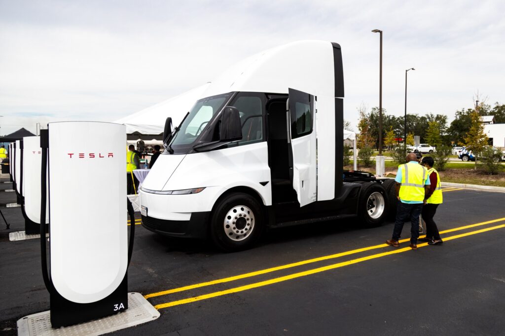 Tesla Semi at a Pilot Megacharger stall